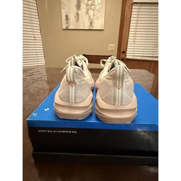 Womens Size 7.5- ASICS Novablast 5 Wide White Fawn No Insoles - Picture 6 of 7